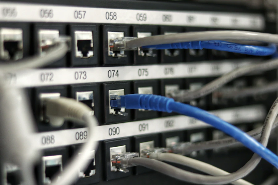 Interior de um data center com fileiras de servidores