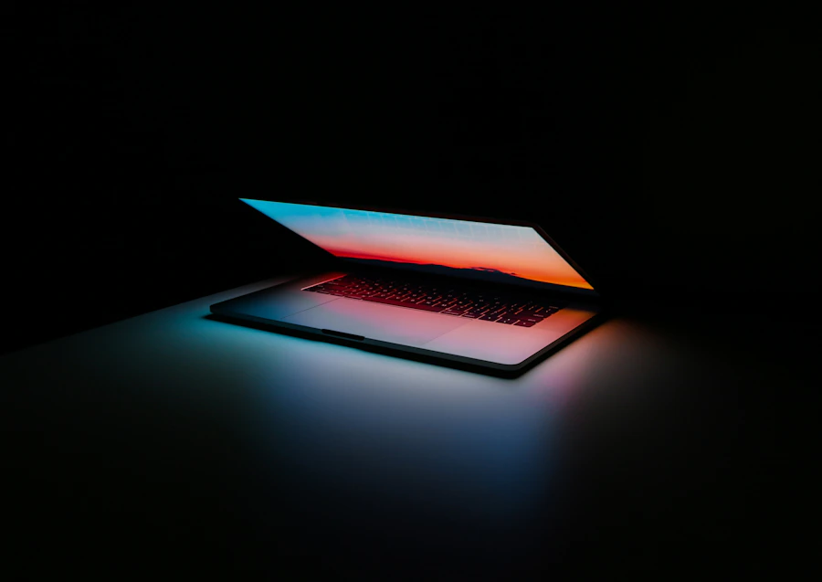 Superfície tecnológica em tons escuros representando um painel de dados